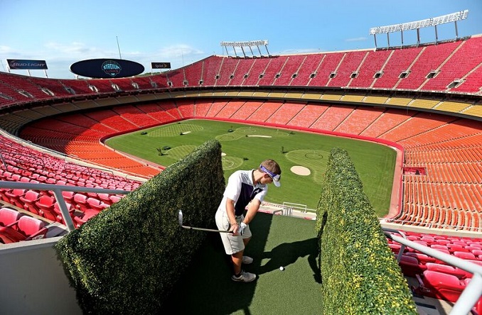Golf: Livingston hits the links at Arrowhead Stadium